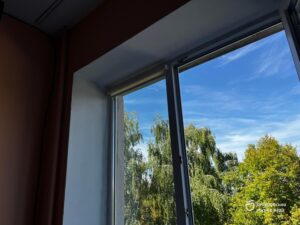 У Дніпрі за підтримки міжнародних партнерів відновили понад 460 вікон медзакладів