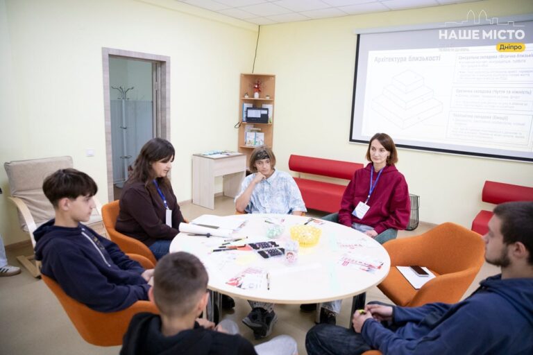 У Дніпрі підтримують родини через сексуальну освіту та арт-терапію