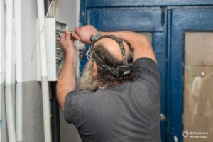 У Дніпрі ремонтують внутрішньобудинкові електромережі за заявками мешканців