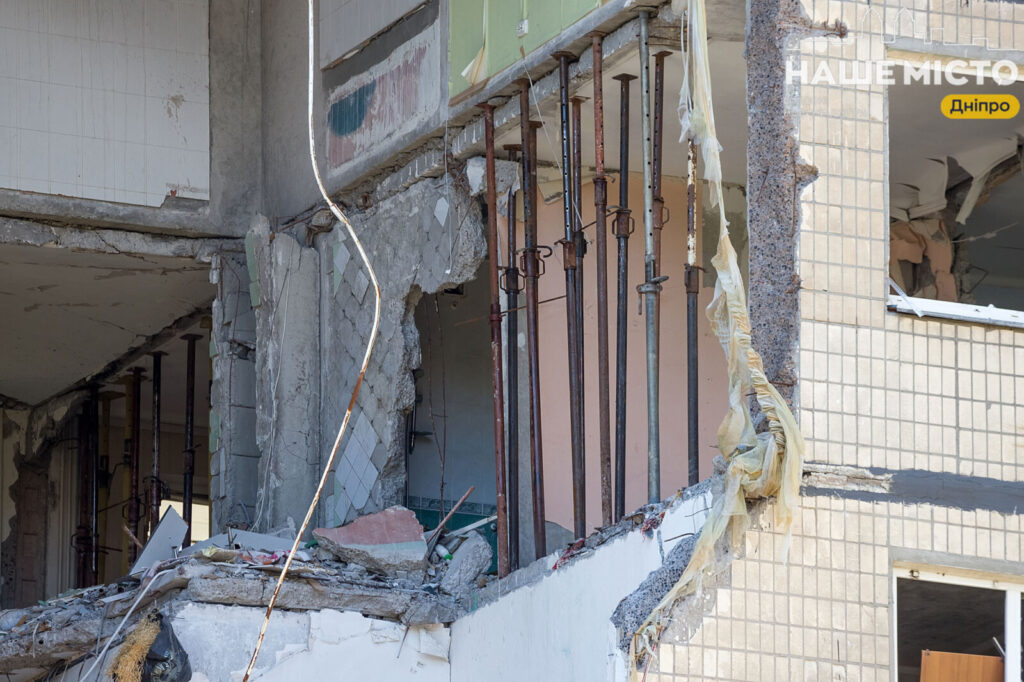 У Дніпрі починають демонтаж пошкодженого у війні під’їзду багатоповерхівки