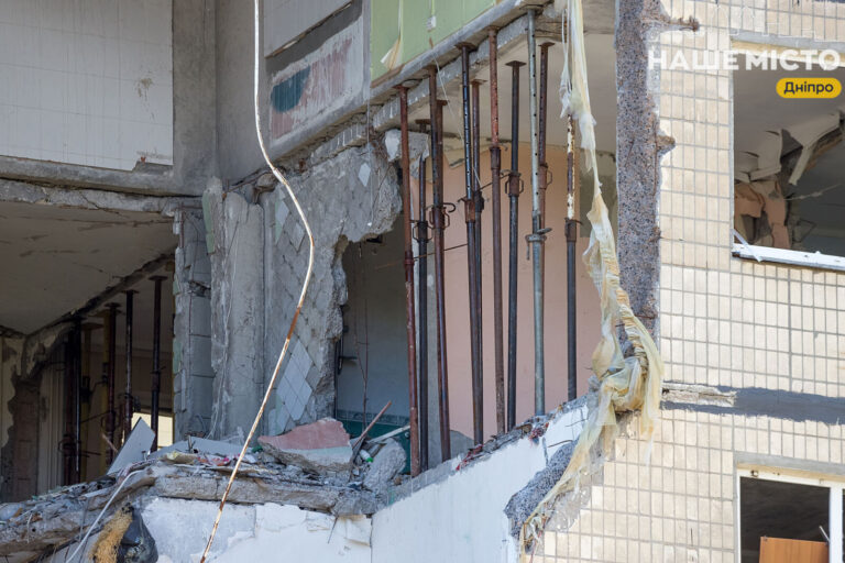У Дніпрі починають демонтаж пошкодженого у війні під’їзду багатоповерхівки