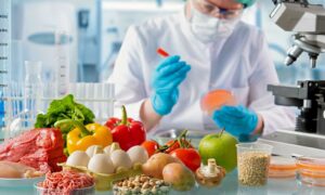 Пенсіонерка з Дніпра вирощує екзотичні овочі без копання ґрунту
