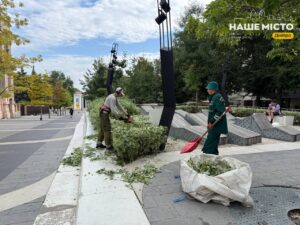 Комунальники Дніпра очищують вулицю Яворницького