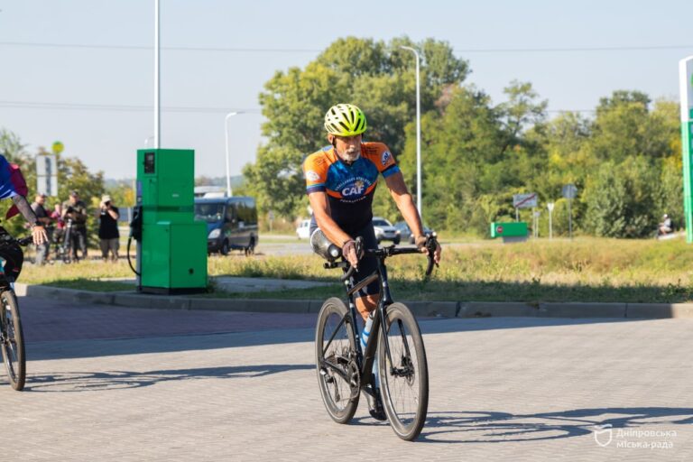 В Дніпро приїхав канадський ветеран Джейкоб Кепка з велоподорожжю Україною
