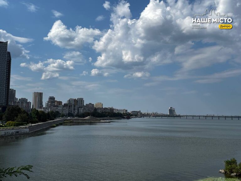 Вересень на Монастирському острові в Дніпрі: літо та осінь разом