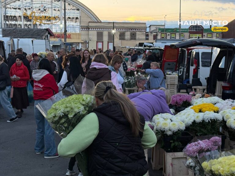 Квітковий ринок у Дніпрі перед Днем вчителя: огляд цін на букети