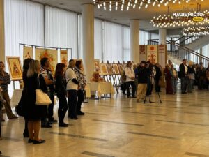 У Дніпрі відкрили виставку Петриківського розпису в Оперному театрі