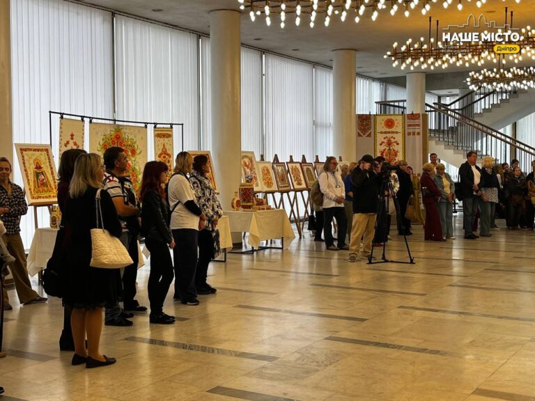 У Дніпрі відкрили виставку Петриківського розпису в Оперному театрі