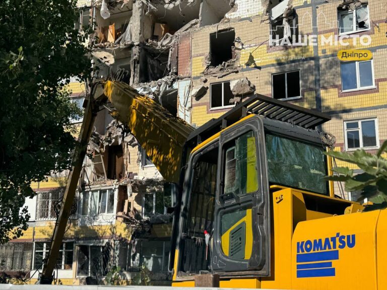 У Дніпрі почали розбирати пошкоджений під’їзд на проспекті Героїв