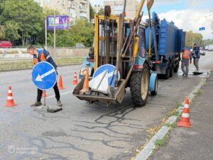 У Дніпрі після злив очищають дощоприймачі від листя та сміття