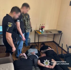В Україні оголосили першу підозру за створення шахрайського кол-центру: на Львівщині поліція затримала організаторів