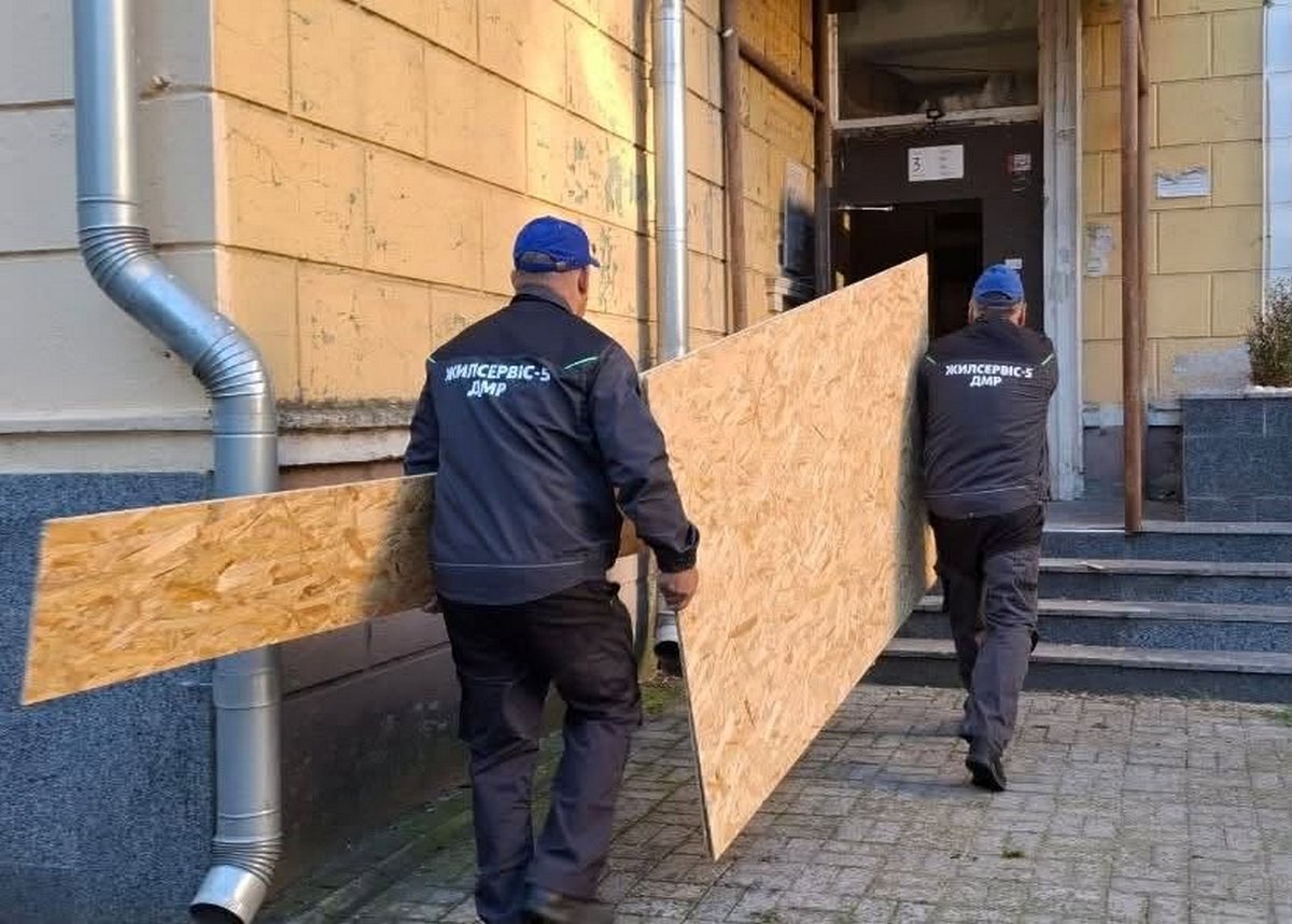 У Дніпрі ліквідовують наслідки обстрілів: відновили водопостачання у будинку