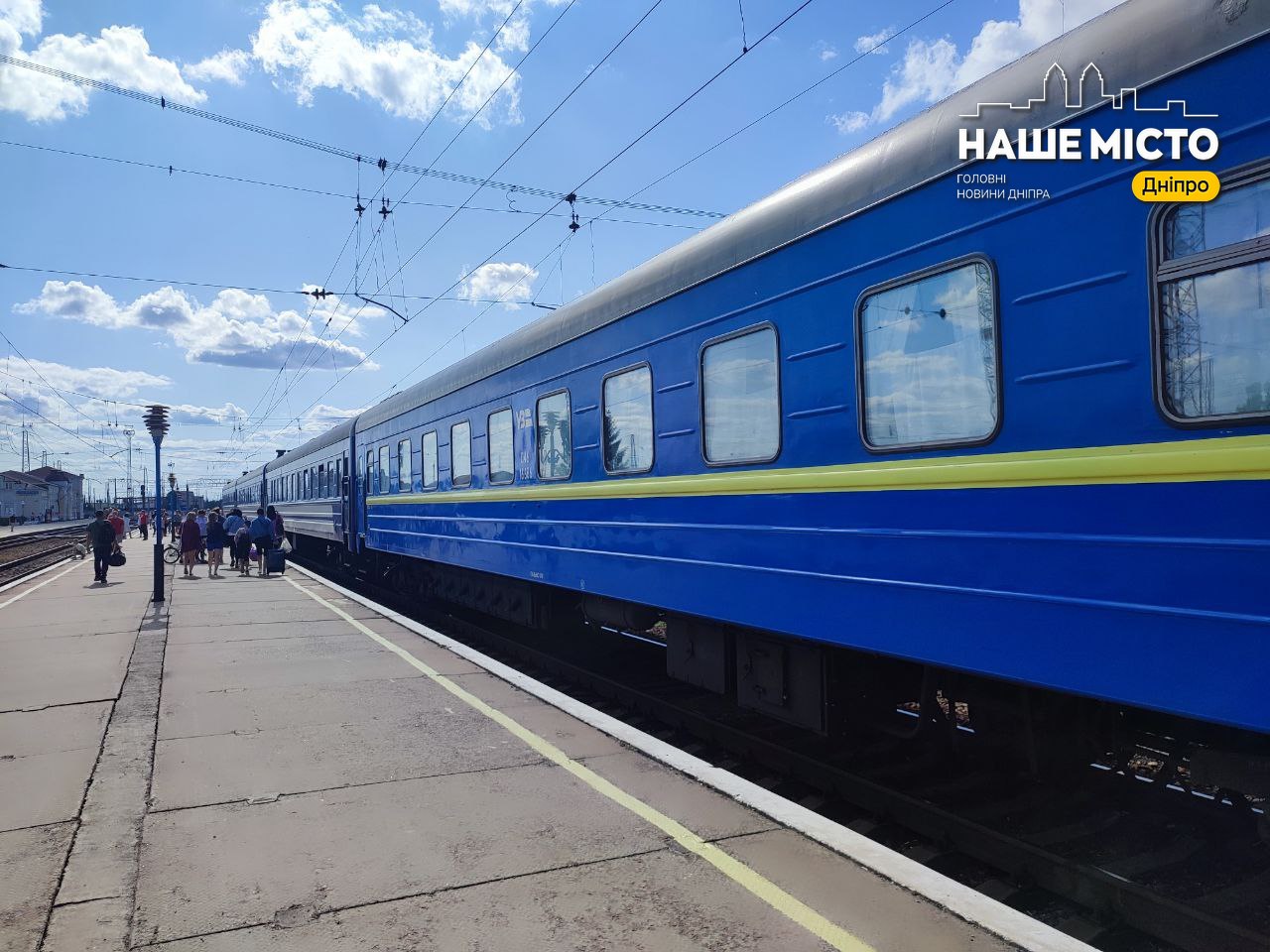 Затримки потягів через Дніпро сягають до 17 годин
