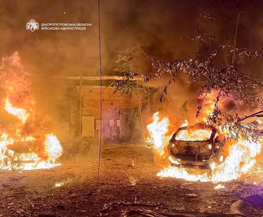 Вибух у центрі Дніпра: горить багатоповерхівка після атаки