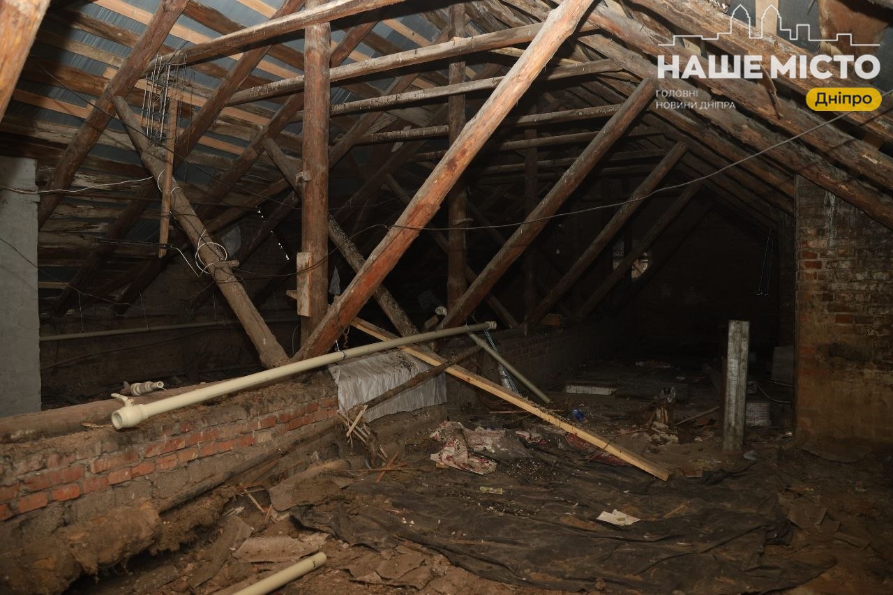 У Дніпрі на вул. Макарова замінюють мережі опалення після обстрілів