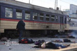Російські Z-канали спочатку визнали удар по вокзалу в Дніпрі, а потім звинуватили Україну