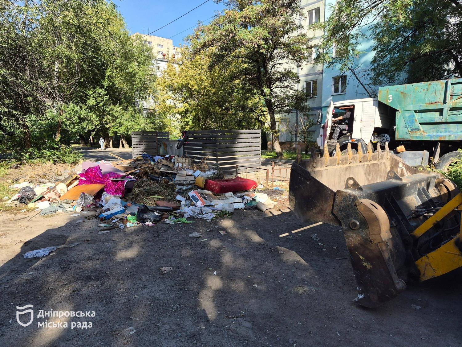 У Дніпрі прибрали понад 10 м³ сміття із стихійного звалища