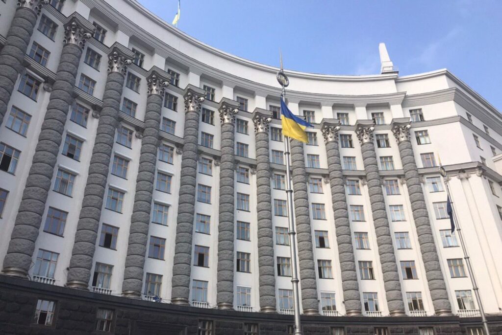 Наслідки гірші за обстріли: АМУ та Всеукраїнська асоціація громад вимагають від уряду розблокувати рахунки місцевих бюджетів