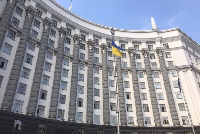 Наслідки гірші за обстріли: АМУ та Всеукраїнська асоціація громад вимагають від уряду розблокувати рахунки місцевих бюджетів